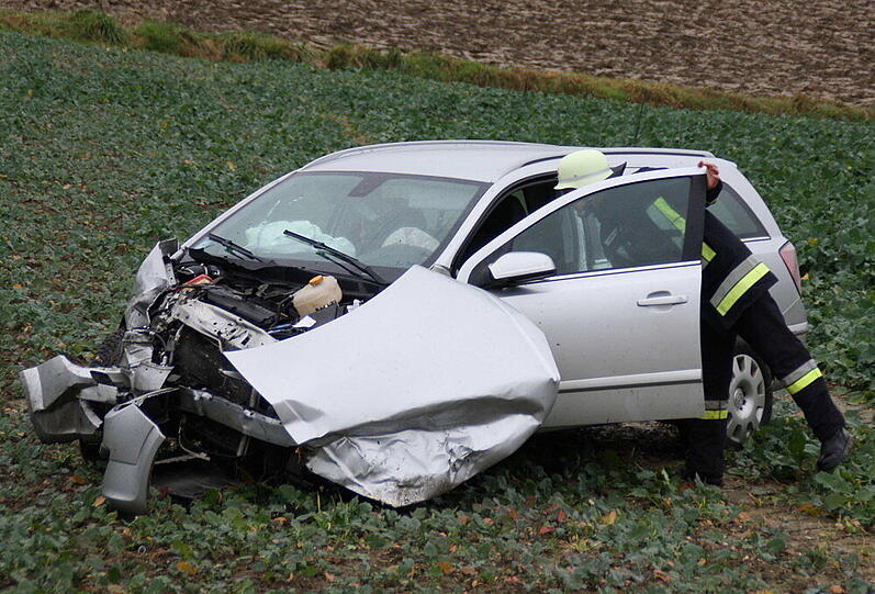 Auf einer Kreuzung prallten ein Opel Astra und ein VW Passat zusammen. Die Bilder.