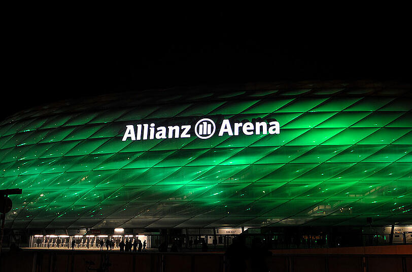 Die Allianz Arena leuchtet normalerweise in Rot oder Blau, zum St. Patrick's Day gab es jedoch ein grünes Stadion.