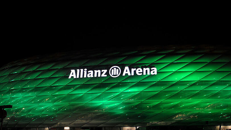 Die Allianz Arena leuchtet normalerweise in Rot oder Blau, zum St. Patrick's Day gab es jedoch ein grünes Stadion. Die Allianz Arena leuchtet normalerweise in Rot oder Blau, zum St. Patrick's Day gab es jedoch ein grünes Stadion.