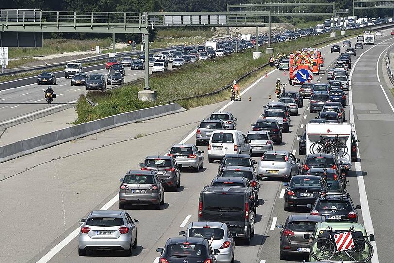 Schaulustige Autofahrer: Nach dem Unfall staute sich der Verkehr auch auf der Gegenfahrbahn.