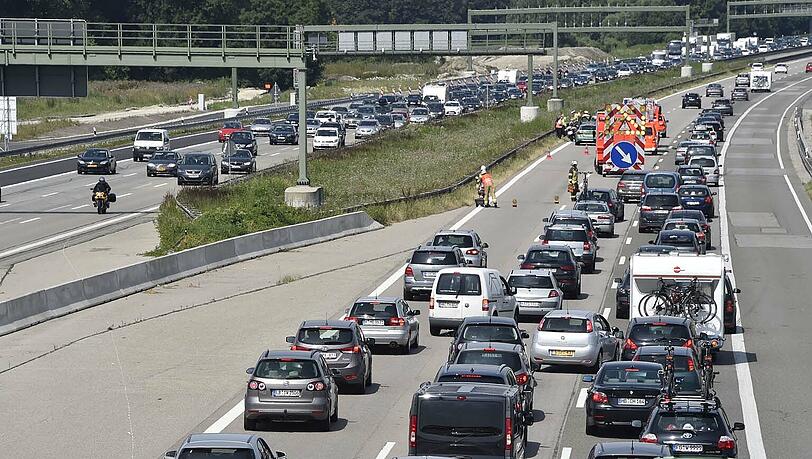Schaulustige Autofahrer: Nach dem Unfall staute sich der Verkehr auch auf der Gegenfahrbahn. Schaulustige Autofahrer: Nach dem Unfall staute sich der Verkehr auch auf der Gegenfahrbahn.