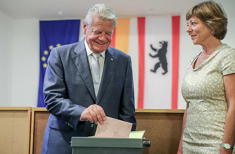 Bundespräsident Joachim Gauck hat bereits gewählt. Im Rathaus Zehlendorf warf er zusammen mit Lebensgefährtin Daniela Schadt seine Briefwahlunterlagen ein.