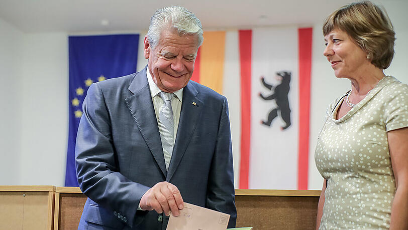 Bundespräsident Joachim Gauck hat bereits gewählt. Im Rathaus Zehlendorf warf er zusammen mit Lebensgefährtin Daniela Schadt seine Briefwahlunterlagen ein.
