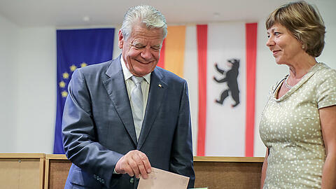 Bundespräsident Joachim Gauck hat bereits gewählt. Im Rathaus Zehlendorf warf er zusammen mit Lebensgefährtin Daniela Schadt seine Briefwahlunterlagen ein.