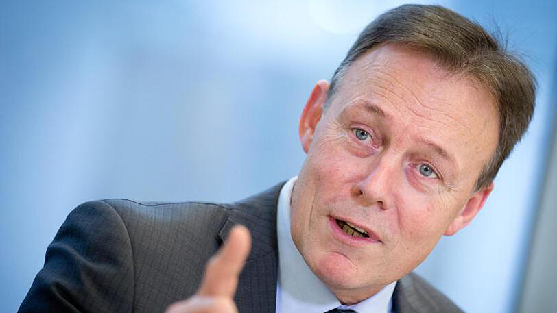 "Um die Schleuserbanden wirksamer zu bekämpfen, müssen wir ihnen die Geschäftsgrundlage entziehen, indem die im Mittelmeer geretteten Flüchtlinge wieder zurückgebracht und zunächst in Nordafrika versorgt und betreut werden", argumentiert Oppermann.