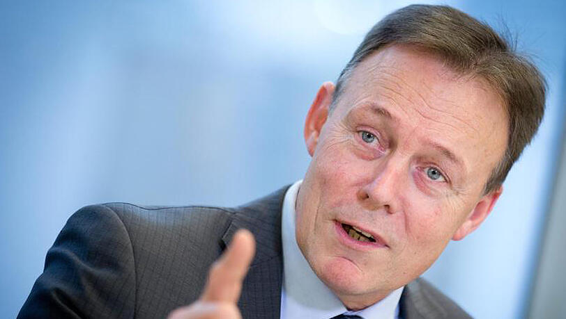 "Um die Schleuserbanden wirksamer zu bekämpfen, müssen wir ihnen die Geschäftsgrundlage entziehen, indem die im Mittelmeer geretteten Flüchtlinge wieder zurückgebracht und zunächst in Nordafrika versorgt und betreut werden", argumentiert Oppermann. "Um die Schleuserbanden wirksamer zu bekämpfen, müssen wir ihnen die Geschäftsgrundlage entziehen, indem die im Mittelmeer geretteten Flüchtlinge wieder zurückgebracht und zunächst in Nordafrika versorgt und betreut werden", argumentiert Oppermann.