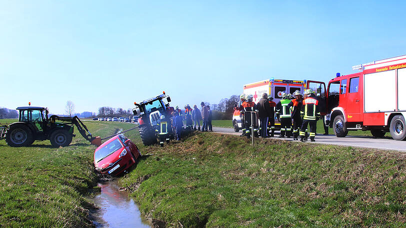 Durch eine Kollission mit einem Traktor rutschte der PKW einer Frau in den Straßengraben.