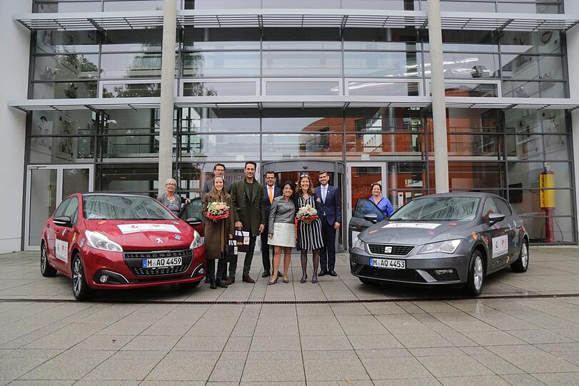 Lena Bronner, Björn Waldow (CFO Sixt Leasing SE), Alexander Mazza, Thomas Spiegelhalter (CEO Sixt Leasing SE), Regine Sixt, Christine Bronner, Dr. Micha Wirtz bei der Übergabe der Fahrzeuge an Mitarbeiterinnen des Ambulanten Kinderhospiz