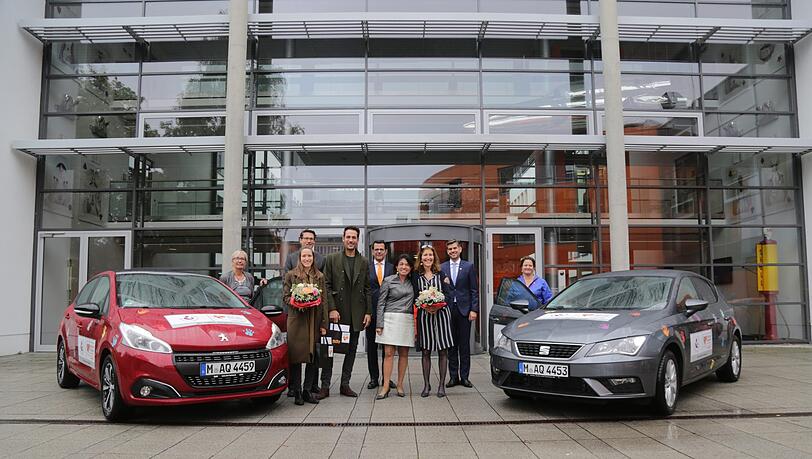 Lena Bronner, Björn Waldow (CFO Sixt Leasing SE), Alexander Mazza, Thomas Spiegelhalter (CEO Sixt Leasing SE), Regine Sixt, Christine Bronner, Dr. Micha Wirtz bei der Übergabe der Fahrzeuge an Mitarbeiterinnen des Ambulanten Kinderhospiz Lena Bronner, Björn Waldow (CFO Sixt Leasing SE), Alexander Mazza, Thomas Spiegelhalter (CEO Sixt Leasing SE), Regine Sixt, Christine Bronner, Dr. Micha Wirtz bei der Übergabe der Fahrzeuge an Mitarbeiterinnen des Ambulanten Kinderhospiz