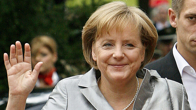 Bei der Bundestagswahl 2009 gewinnt erneut die CDU/CSU. Die Union kann eine Koalition mit der FDP bilden. Die SPD muss in die Opposition.