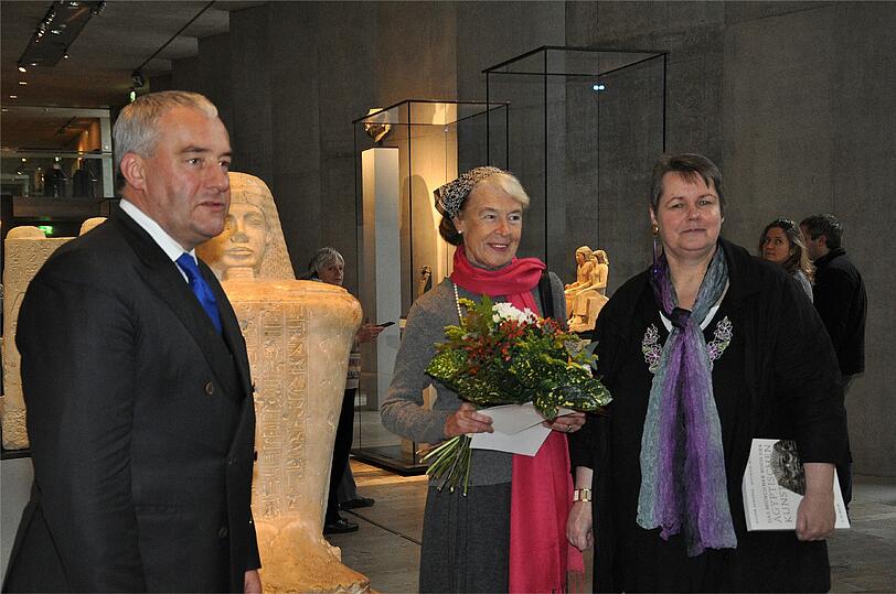 Kunstminister Ludwig Spaenle und Direktorin Sylvia Schoske mit Besucherin Susanne Davies aus Fairford in Glocestershire.
