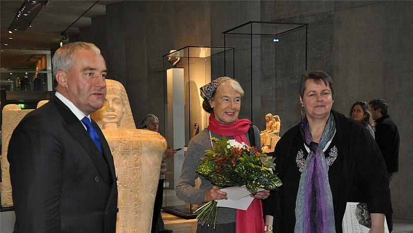 Kunstminister Ludwig Spaenle und Direktorin Sylvia Schoske mit Besucherin Susanne Davies aus Fairford in Glocestershire. Kunstminister Ludwig Spaenle und Direktorin Sylvia Schoske mit Besucherin Susanne Davies aus Fairford in Glocestershire.