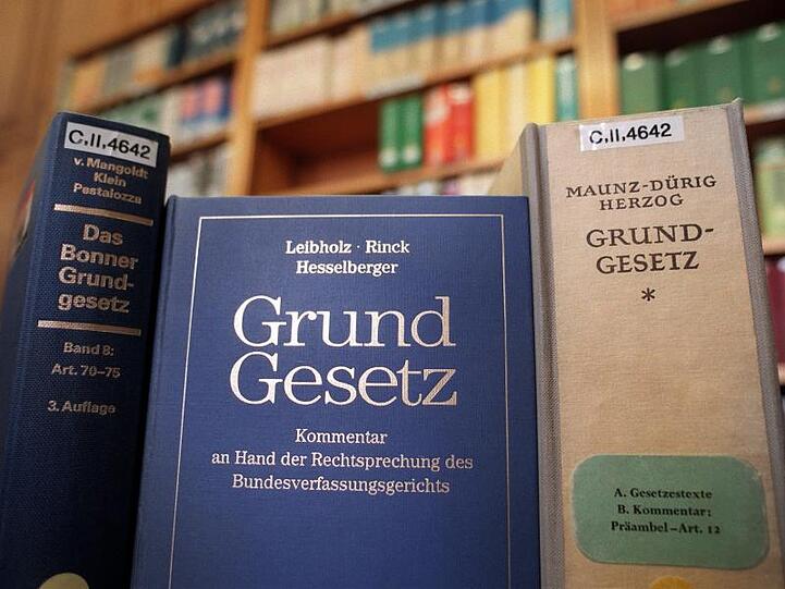 In der Senatsbibliothek Berlin stehen verschiedene Ausgaben des Gundgesetzes und Kommentare dazu im Lesesaal zur Verfügung.