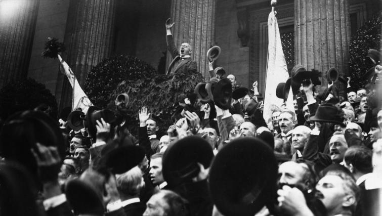 Diese Aufnahme aus dem Bundesarchiv zeigt einen Festakt der Einwohnerwehren 1920 am Münchner Königsplatz. Diese Aufnahme aus dem Bundesarchiv zeigt einen Festakt der Einwohnerwehren 1920 am Münchner Königsplatz.