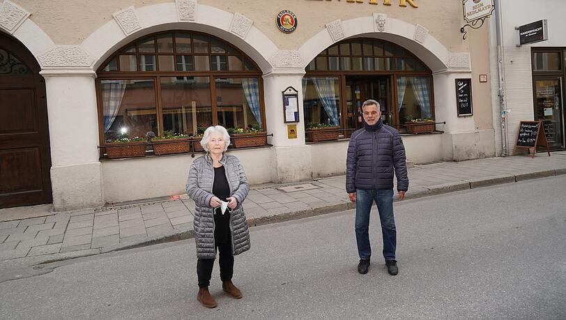 Viktualienmarktsprecherin Elke Fett mit Sedlmayr-Chef Wolfgang Schifferer: beide sind für weniger Verkehr an der Westenriederstraße. Viktualienmarktsprecherin Elke Fett mit Sedlmayr-Chef Wolfgang Schifferer: beide sind für weniger Verkehr an der Westenriederstraße.