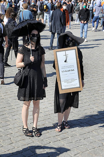 Die Aktivisten von Fridays for Future fordern sozial gerechte und effektive Maßnahmen, um den globalen Temperaturanstieg auf 1,5 Grad Celsius zu begrenzen.