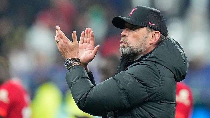Liverpools Trainer Jürgen Klopp bedankt sich nach der Niederlage bei den Fans für die Unterstützung.