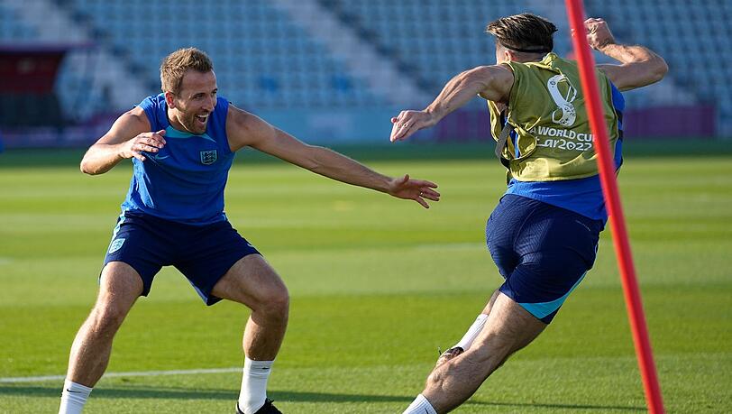 Englands Harry Kane (l)und Englands Jack Grealish während einer Trainingseinheit.