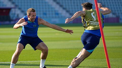 Englands Harry Kane (l)und Englands Jack Grealish während einer Trainingseinheit.