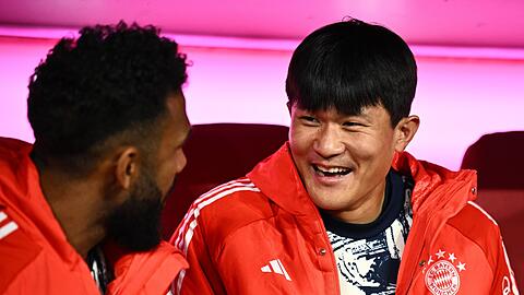 Min-Jae Kim (r) und Eric Maxim Choupo-Moting von München haben vor dem Spiel auf der Wechselbank Platz genommen.