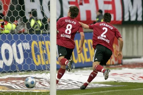 Endlich drin das Ding! Torschütze Christian Eigler (l.) und Gratulant Dennis Diekmeier.