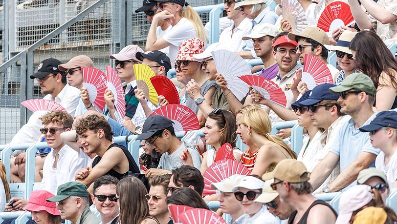F&auml;cher waren beim Tennis-Turnier im Juni in Berlin auf den Zuschauerr&auml;ngen gefragt.
