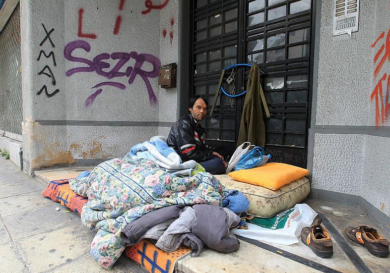 Obdachloser: Der Konsum der Griechen ist dramatisch gesunken, jedes dritte Geschäft in Athens Innenstadt ist geschlossen.