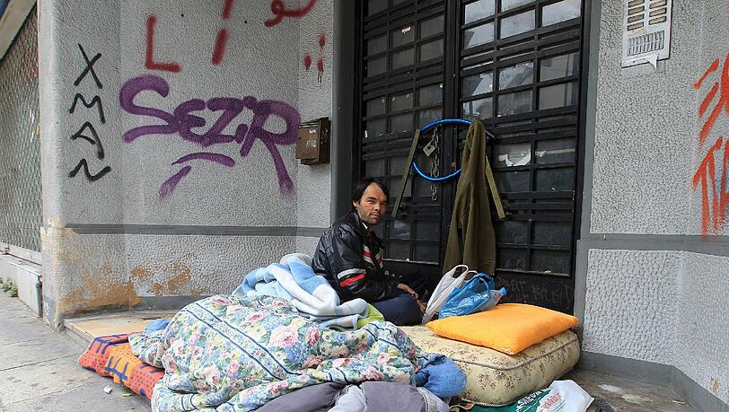 Obdachloser: Der Konsum der Griechen ist dramatisch gesunken, jedes dritte Geschäft in Athens Innenstadt ist geschlossen. Obdachloser: Der Konsum der Griechen ist dramatisch gesunken, jedes dritte Geschäft in Athens Innenstadt ist geschlossen.