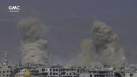 Das von der regierungskritischen Aktivistengruppe Ghouta Media Center (GMC) zur Verfügung gestellte Foto und durch Abgleich mit AP-Berichterstattung authentifizierte Foto zeigt Rauch, der nach einem Angriff durch die syrische Luftwaffe aufsteigt.