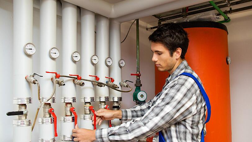 An der Technikerschule kann man sich in den Bereichen Maschinenbau-, Metallbau-, Informatik- und Elektrotechnik weiterbilden. An der Technikerschule kann man sich in den Bereichen Maschinenbau-, Metallbau-, Informatik- und Elektrotechnik weiterbilden.