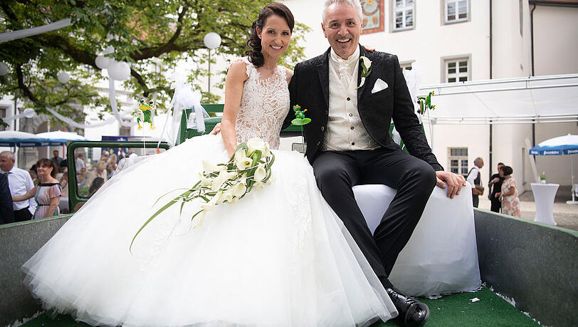 Die Braut, Schlagerstar Anita Hofmann, und der Bräutigam, Radiomoderator Christian Filip, nach der kirchlichen Trauung.