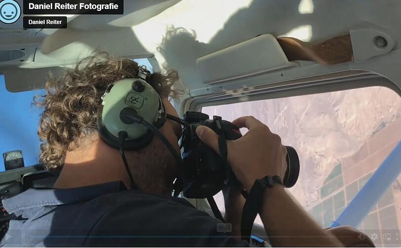 . . . schießt er gerade senkrecht ein Foto aus der gekippten Cessna.