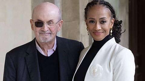 Salman Rushdie neben seiner Ehefrau Rachel Eliza Griffiths.