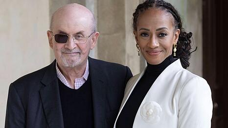 Salman Rushdie neben seiner Ehefrau Rachel Eliza Griffiths.