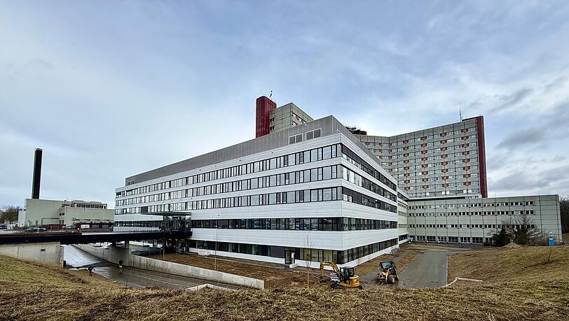 In das neue Zentrum f&uuml;r Intensivmedizin neben dem Augsburger Uniklinikum wurden 190 Millionen Euro investiert.