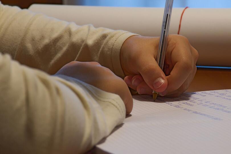 Noch bis in die 1970er-Jahre wurden in Deutschland Kinder in der Schule dazu gezwungen, mit der rechten Hand zu schreiben - auch wenn ihre dominante Hand die linke war. Noch bis in die 1970er-Jahre wurden in Deutschland Kinder in der Schule dazu gezwungen, mit der rechten Hand zu schreiben - auch wenn ihre dominante Hand die linke war.