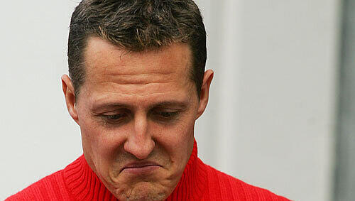 Total niedergeschlagen: Michael Schumacher trauert, weil er jetzt doch nicht in die Formel 1 zurückkehrt. Total niedergeschlagen: Michael Schumacher trauert, weil er jetzt doch nicht in die Formel 1 zurückkehrt.