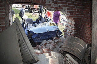 Eine junge Autofahrerin durchbrach die Wand