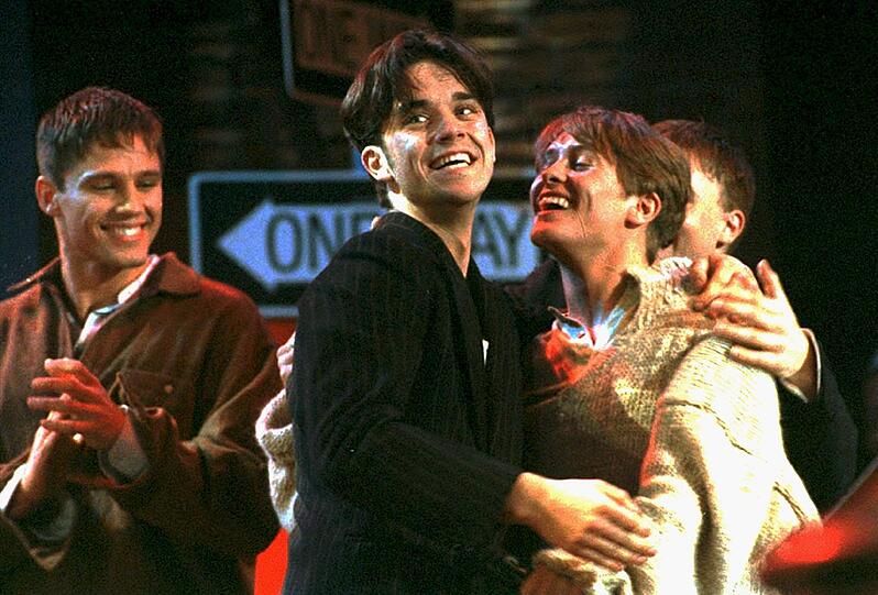 Als Mitglied der Boyband Take That startete Robbie Williams seine Karriere. Er war und ist der Spaßvogel der Truppe.