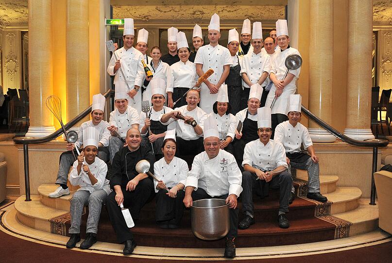 Sie bitten zu Tisch: Die Köche der Silvester-Crew vom Hotel Bayerischer Hof sind für den Gäste-Ansturm zum Jahreswechsel gut gerüstet.