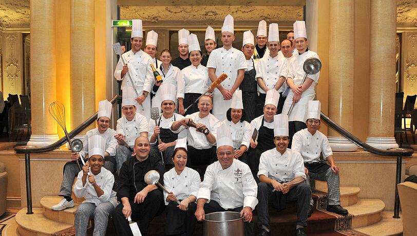 Sie bitten zu Tisch: Die Köche der Silvester-Crew vom Hotel Bayerischer Hof sind für den Gäste-Ansturm zum Jahreswechsel gut gerüstet. Sie bitten zu Tisch: Die Köche der Silvester-Crew vom Hotel Bayerischer Hof sind für den Gäste-Ansturm zum Jahreswechsel gut gerüstet.