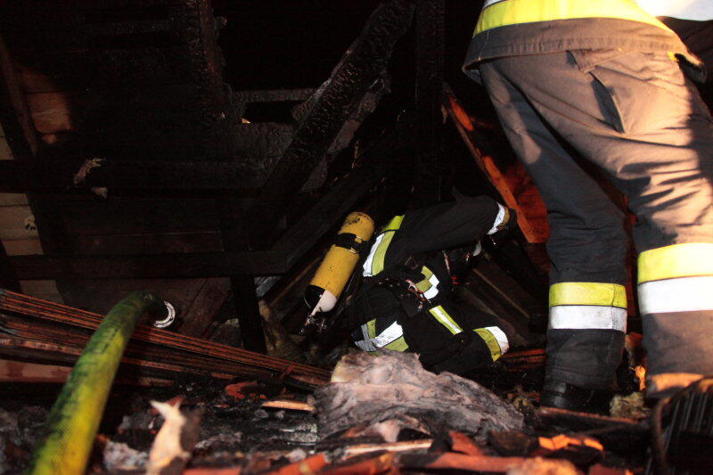 Ein Dachstuhl in Mettenheim steht in Flammen. Die Feuerwehr rückt mitten in der Nacht zum Löschen an. Die Bilder vom Einsatz.
