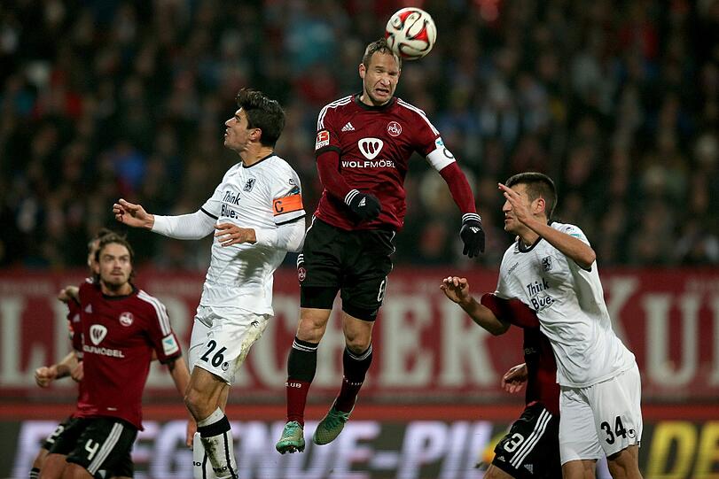 Christopher Schindler &ndash; Note 6.

Was ist bloß mit dem Kapitän los? Schwindelig nach dem 0:1, ohne Einfluss auf seine Nebenleute, ohne Ideen im Spielaufbau. Völlig außer Form.