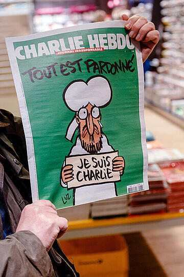 Ein Kunde zeigt am 17.01.2015 in Hamburg sein Exemplar der französischen Satirezeitschrift Charlie Hebdo. Er ist einer von sieben, die hier ein Exemplar der französischen Satirezeitschrift Charlie Hebdo kaufen können, mehr Exemplare waren nicht geliefert worden.