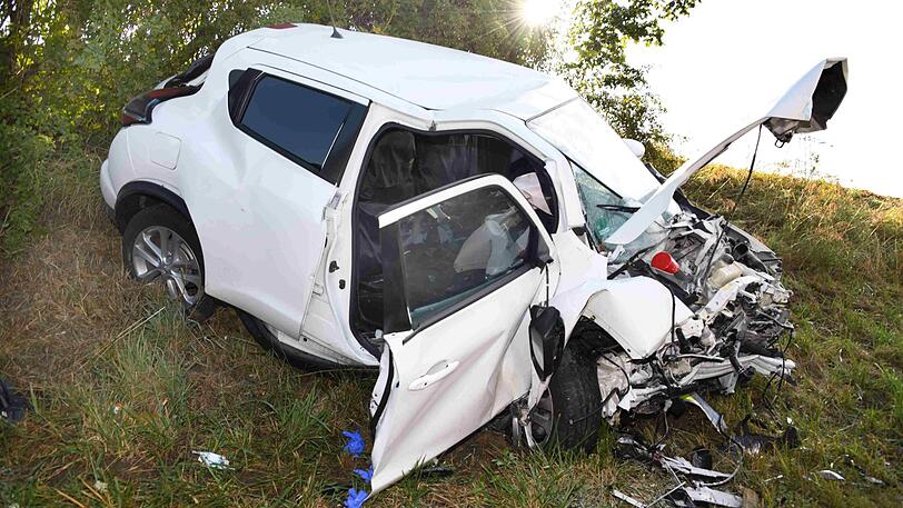 Trümmerfeld auf der B15: Die beiden Fahrzeuge haben einen Totalschaden.