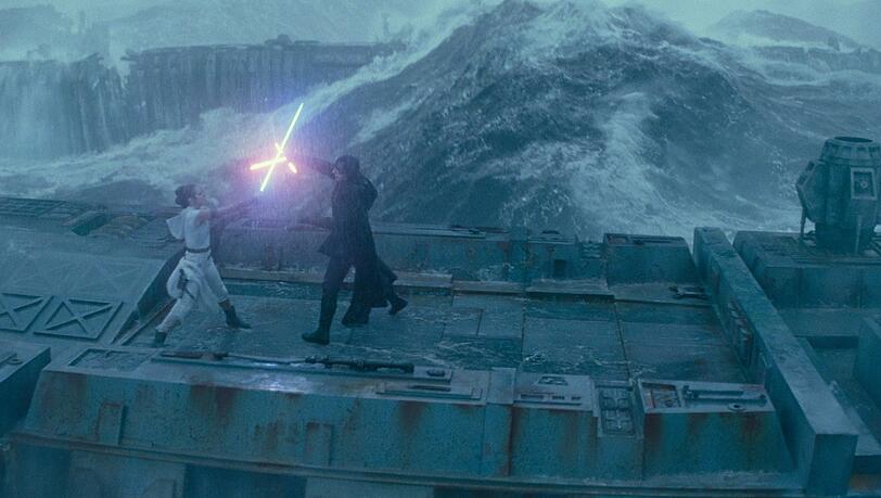 Rey (Daisy Ridley, links) und Kylo Ren (Adam Driver) beim Laserschwert-Kampf vor großer Kulisse. Rey (Daisy Ridley, links) und Kylo Ren (Adam Driver) beim Laserschwert-Kampf vor großer Kulisse.