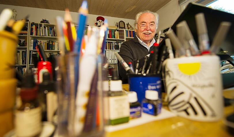 Der Karikaturist Dieter Hanitzsch in seinem Arbeitszimmer in München &ndash; am Freitag sitzt er in den Stachus Passagen.