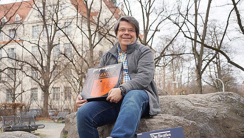 Große Musik und kleine Politik sind seine Leidenschaft: Wolfgang Schwirz mit seinen Lieblingsplatten. Große Musik und kleine Politik sind seine Leidenschaft: Wolfgang Schwirz mit seinen Lieblingsplatten.