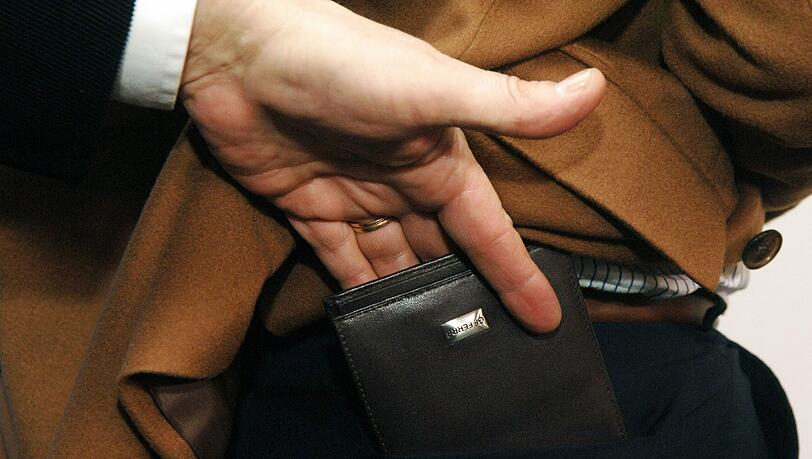 Der notorische Taschendieb wurde festgenommen. (Symbolbild) Der notorische Taschendieb wurde festgenommen. (Symbolbild)