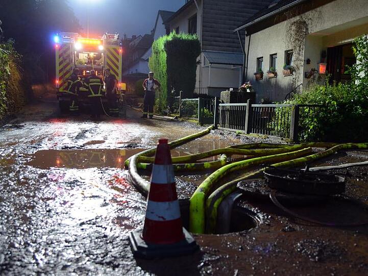 Feuerwehrleute pumpen einen Keller im Stadtteil Olewig leer.